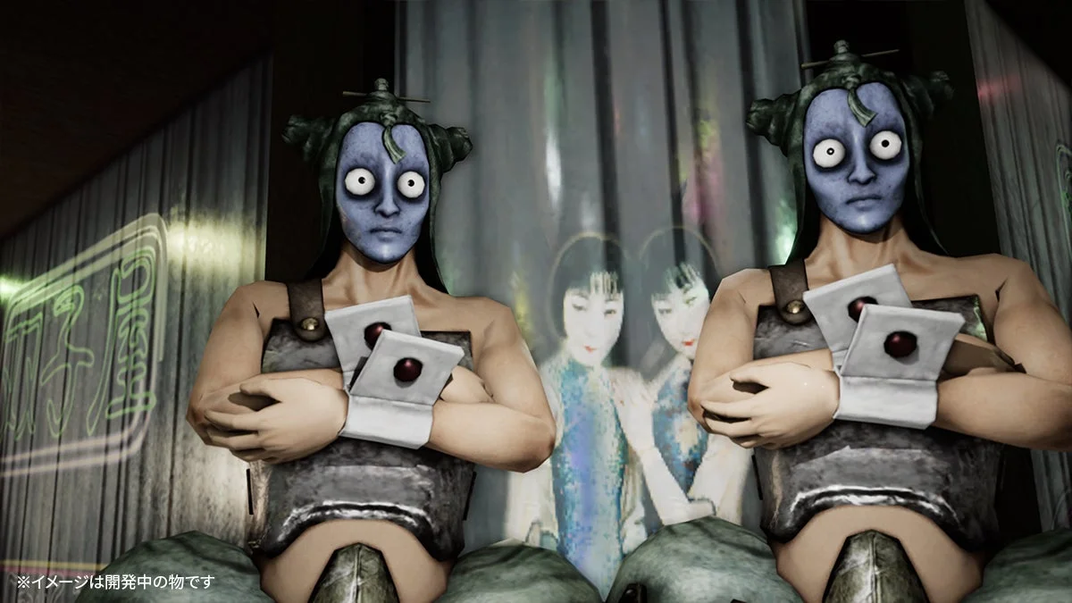 不気味な青い仮面と大きな目を持つ二体の像が正面に配置され、背景には半透明の女性の姿が複数見える。和風ホラーゲームのような雰囲気で、神秘的かつ不安を誘うシーン。