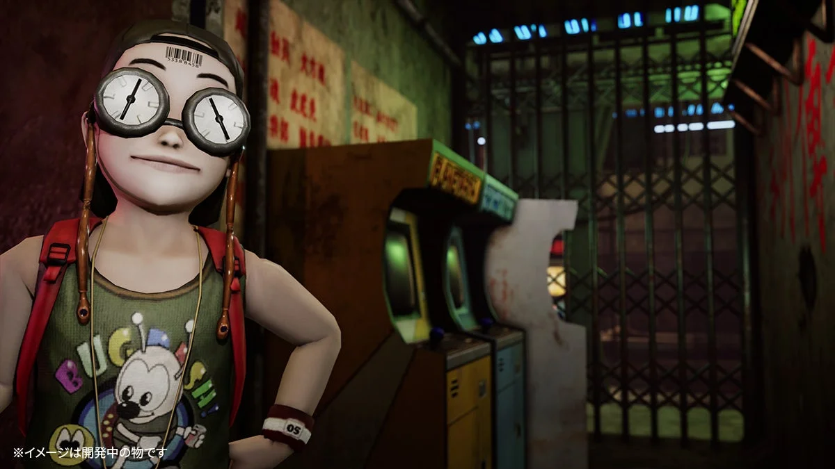 キャップと特徴的な時計型ゴーグルを身につけた少女が、暗くレトロな雰囲気のアーケードまたは路地裏に立っています。背景には古いゲーム機と金属製のゲートが見え、ゲームのワンシーンのような印象です。