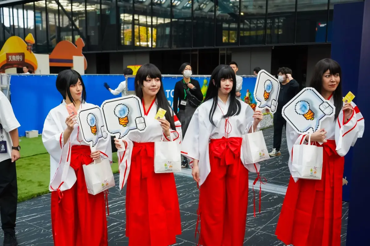 天狗狩りブースの巫女風コスプレイヤー