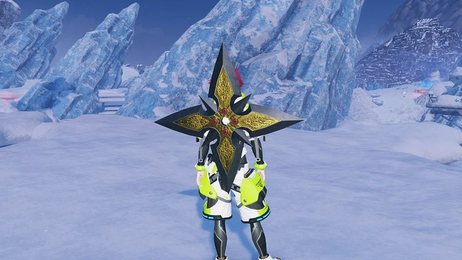 雪と氷に覆われた幻想的な冬の風景の中で、背中に大きな黒と金の装飾的な手裏剣のような武器を背負ったゲームキャラクターの後ろ姿が描かれています。