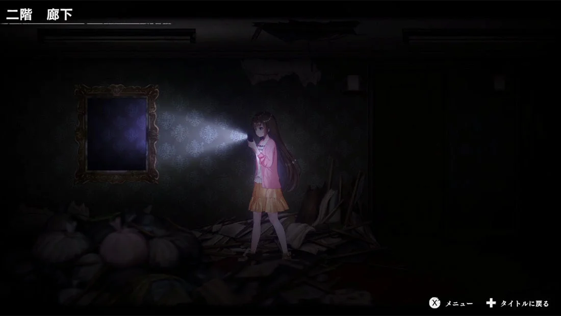 ピンクのカーディガンを着た少女が懐中電灯を手に、荒廃した暗い廊下を探索している。壁には鏡があり、床にはゴミが散乱しており、ホラーゲームのような不気味な雰囲気が漂う。