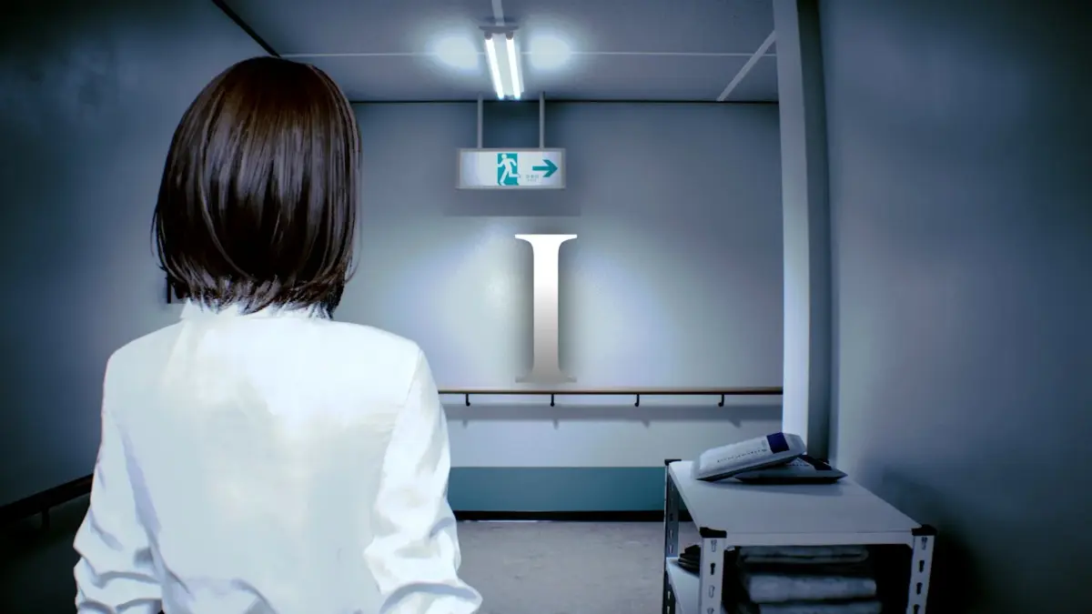 女性の後ろ姿と非常口のサイン