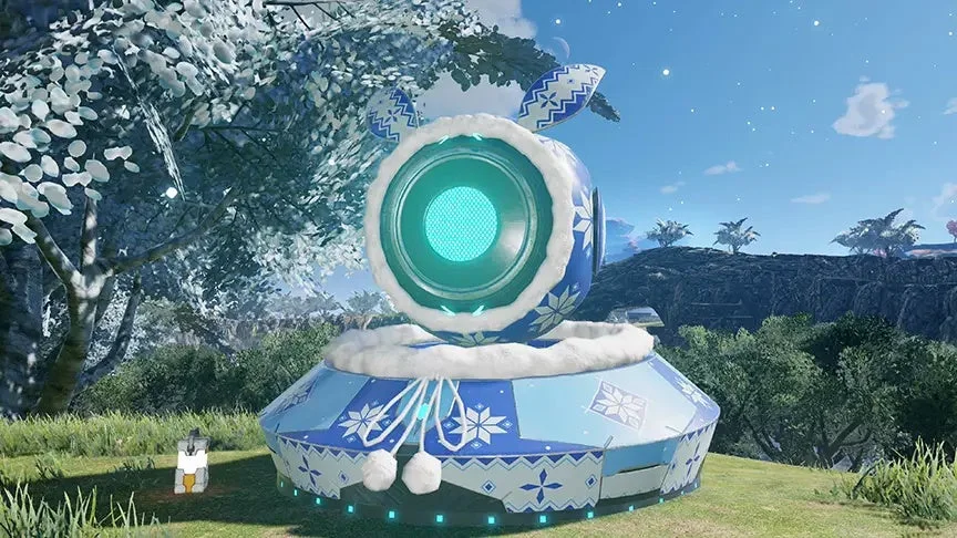 緑豊かな屋外に設置された、青と白の冬らしい巨大な装置の画像