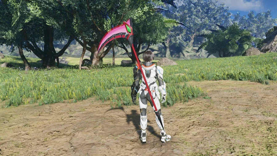 未来的な白い装甲を身につけたキャラクターが、ピンクと赤の大鎌を背負って草原に立っている