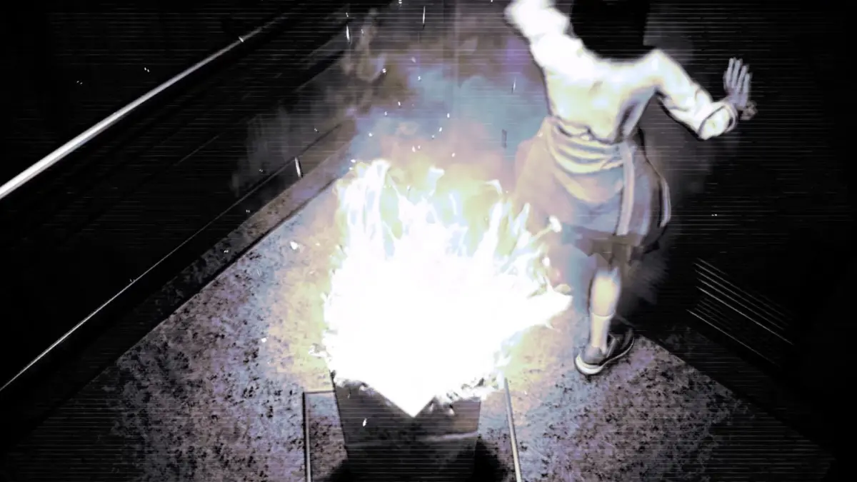 暗い室内で白い服を着た人物が激しく燃え盛る炎のそばに立つ