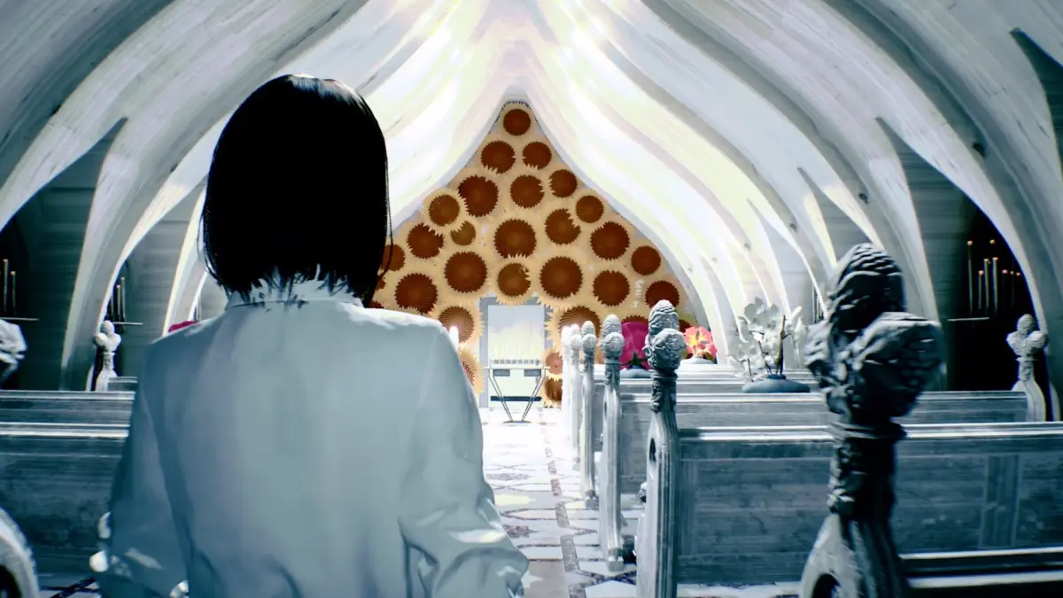 礼拝堂のような空間を人物が祭壇に向かって歩く後姿