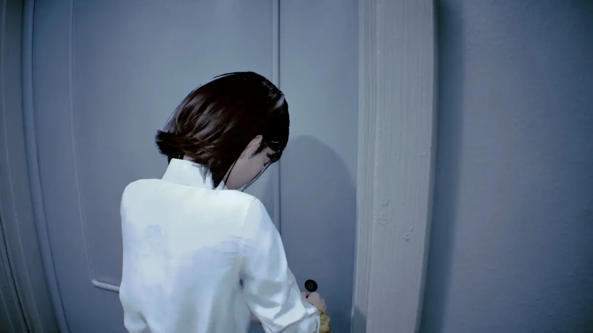 薄暗い室内でドアのノブを操作する女性の後ろ姿