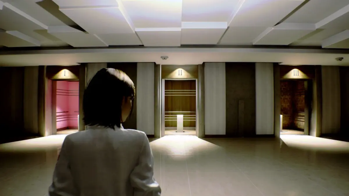 3つの異なる入り口やエレベーターの扉の前に立つ人物