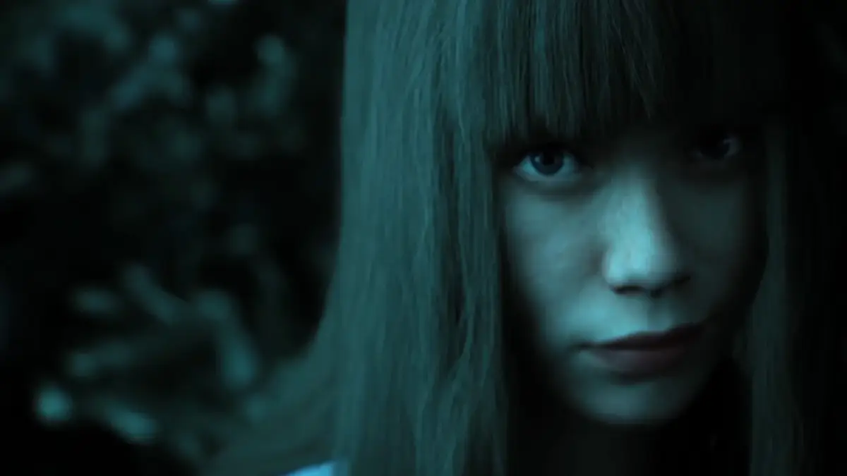 長い前髪の女性の顔のクローズアップ