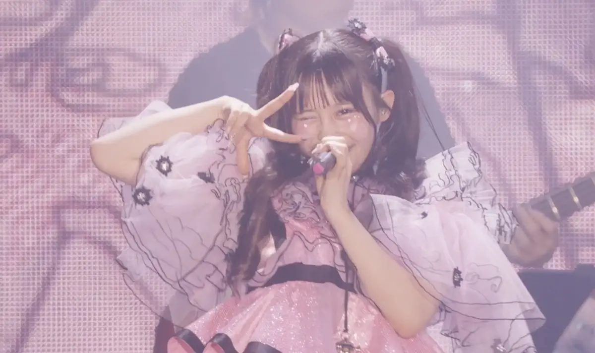 ピンクの衣装でパフォーマンスするアイドル