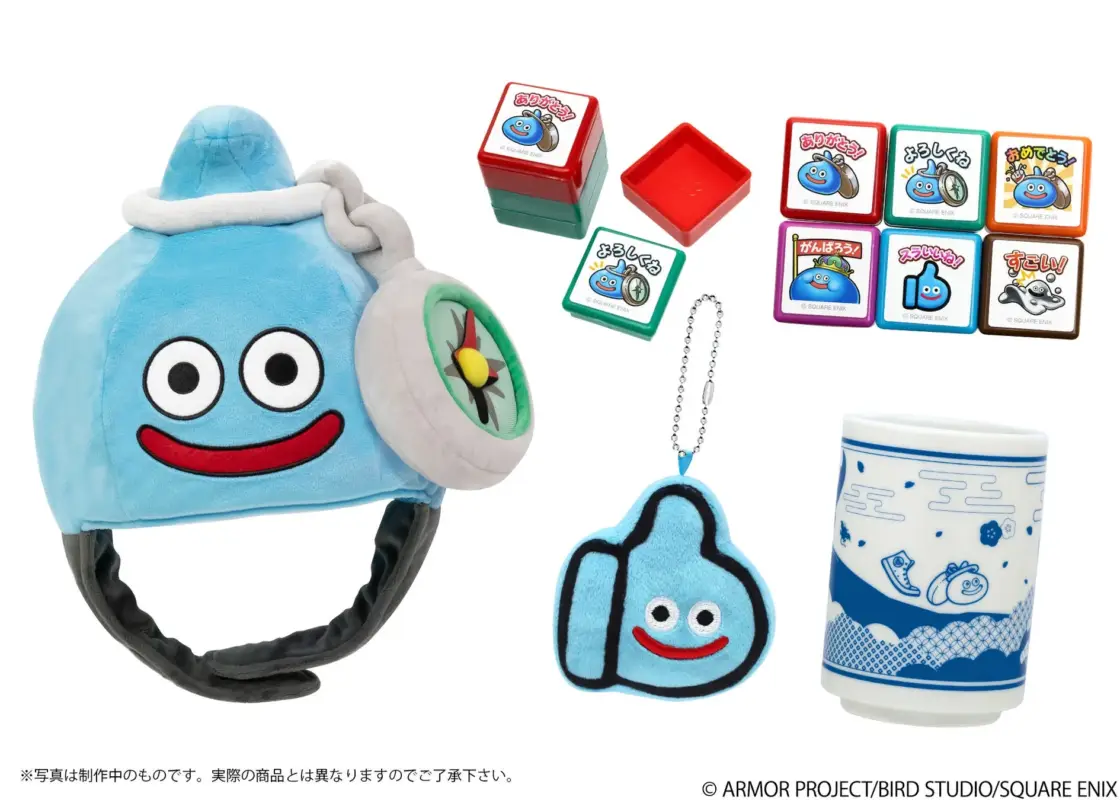 ドラゴンクエストのスライムをテーマにした様々なグッズが紹介されています。スライムの顔を模した帽子、親指を立てたスライムのキーホルダー、メッセージ付きのスタンプセット、そして和風デザインのスライム湯呑みが含まれています。