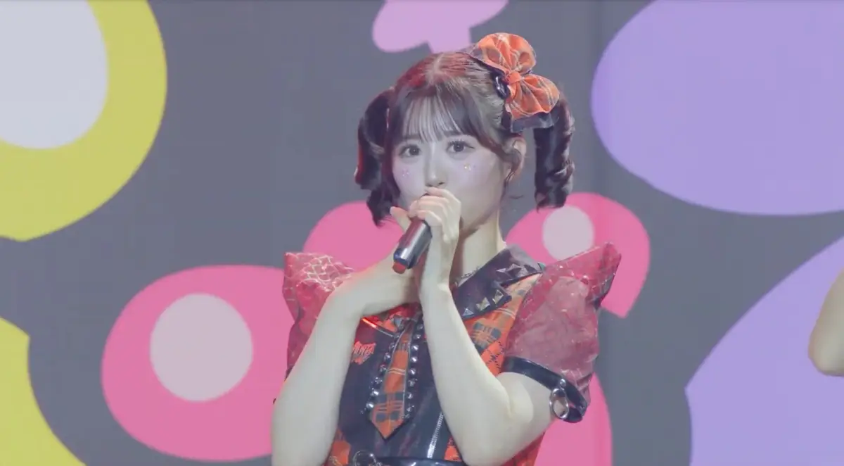 アイドルがステージで歌唱