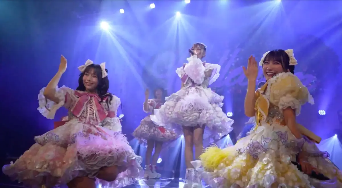 ステージでパフォーマンスするアイドルグループ
