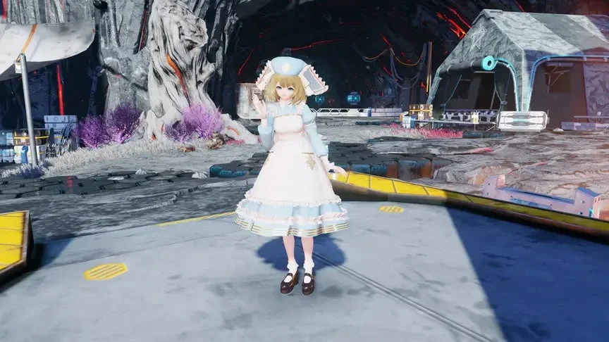 水色のドレスと帽子をまとったアニメ風の女性キャラクターが、SF的な岩場と発光植物のある異世界のような風景の中に立っています。背景には未来的なテントも確認できます。