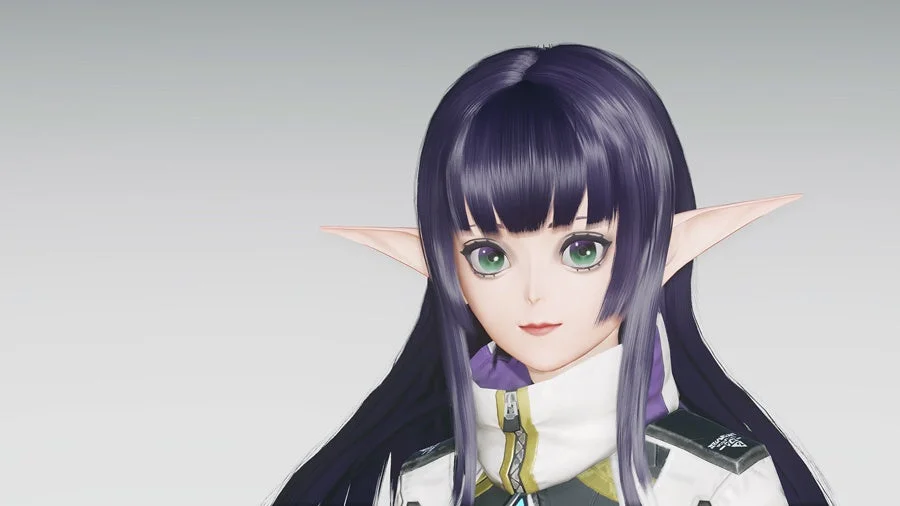 緑の瞳と尖った耳を持つ、紫色の長い髪の女性キャラクターのクローズアップ画像です。白い未来的なジャケットを着用しており、アニメまたはゲームの登場人物のようです。