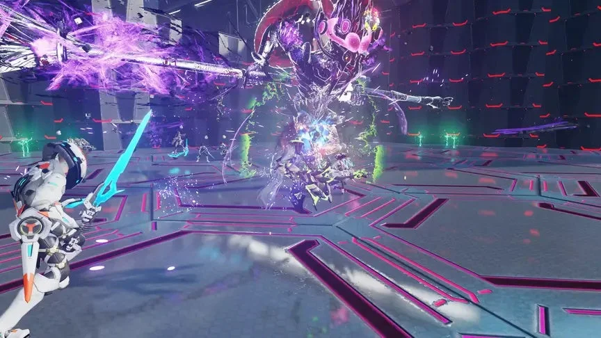 未来的なSFアクションゲームの戦闘シーン。白いアーマーを纏ったプレイヤーが、巨大なボスと激しい戦いを繰り広げている。紫や緑の派手なエフェクトが飛び交い、緊迫感のある瞬間が捉えられている。