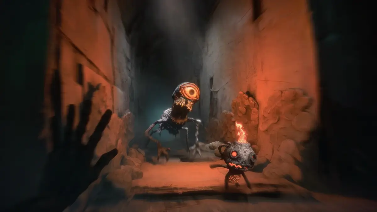 暗い洞窟のような場所で、巨大な一つ目のモンスターと炎を頭に乗せた小さなクリーチャーが不気味な雰囲気を醸し出しています。ブレた手前の手が、見る者の恐怖と緊迫感を伝えています。