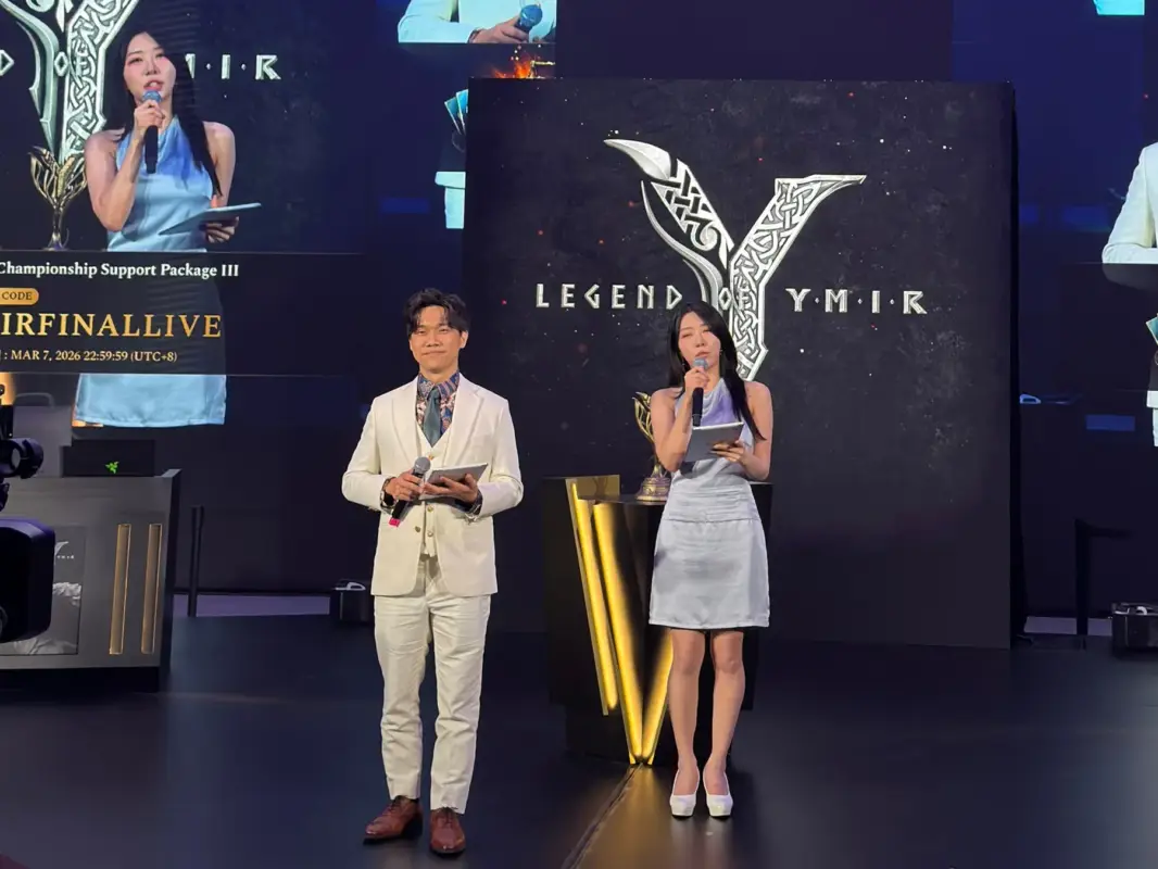 ゲーム「LEGEND OF YMIR」のロゴが映し出されたステージ