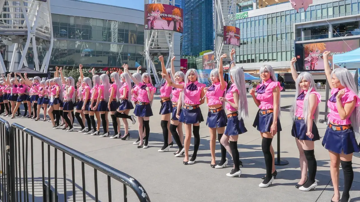 エリザベスコスプレイベント会場の遠景、大型スクリーンにゲームタイトル