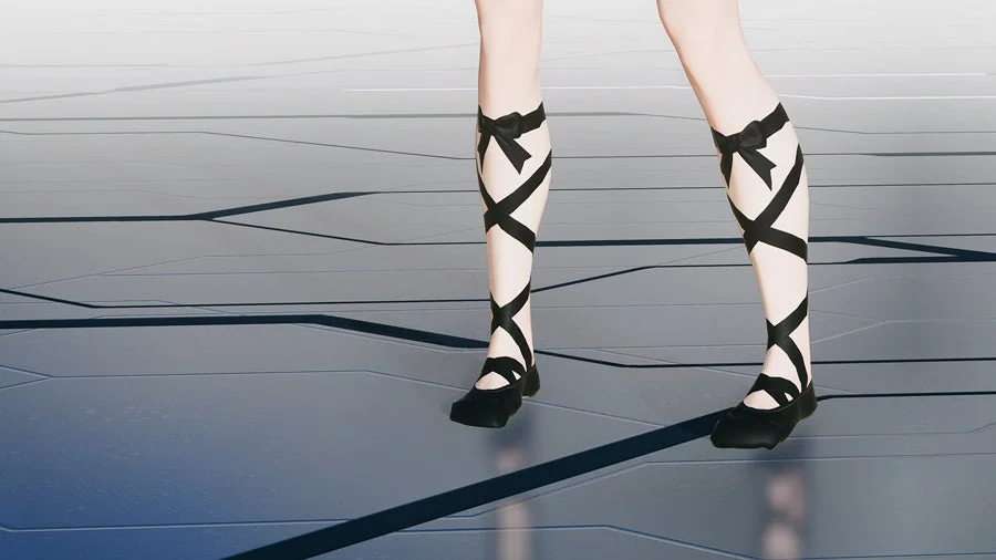 未来的な床の上に立つ、黒いリボンで装飾された脚の画像です。黒いシューズとリボンが特徴的で、バレエシューズのようなデザインが目を引きます。