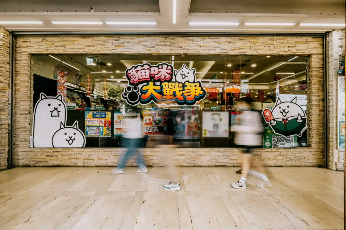 店舗入口から始まるコラボレーション