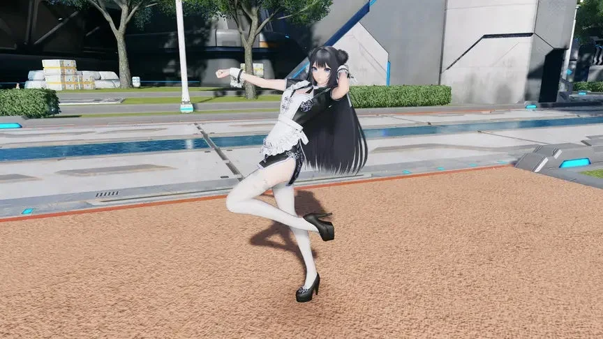 未来的な都市空間で、黒いチャイナドレス風のメイド服と白いストッキングを着用した3Dアニメキャラクターが、片足を上げて特徴的なポーズをとっている様子。長い黒髪とツインテールが印象的です。