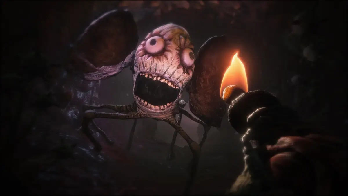 暗闇の中で、大きな目と鋭い歯を持つ異形のクリーチャーが口を大きく開けており、手前に持たれた松明の炎に照らされている。不気味で恐怖を感じさせるホラーゲームのような情景。