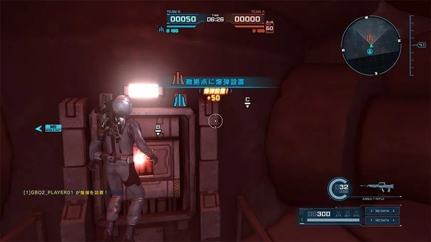 SFアクションゲームのプレイ画面。宇宙服を着たプレイヤーが暗い洞窟のような敵拠点に爆弾を設置しており、画面上にはスコアや武器情報などのUIが表示されている。