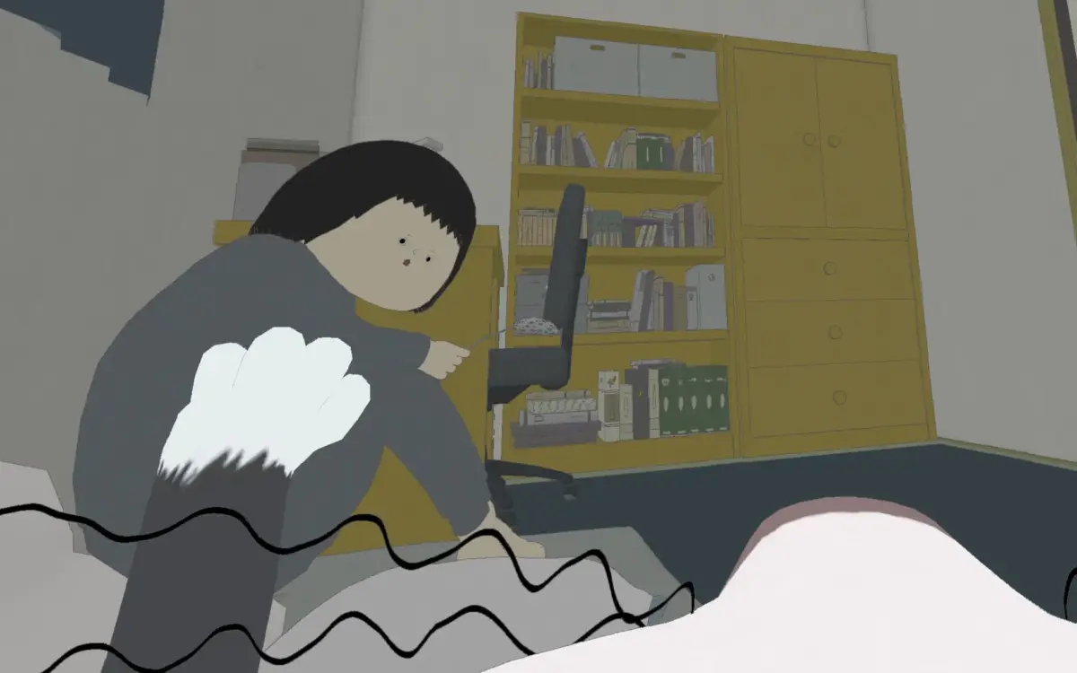 アニメ調の部屋で、黒髪の人物が座ってホコリ取りのようなものを持っている様子。背景には本棚と椅子がある。