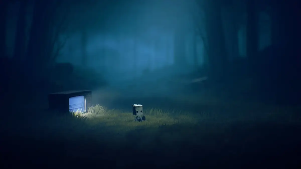 光るテレビのそばに座るモノ