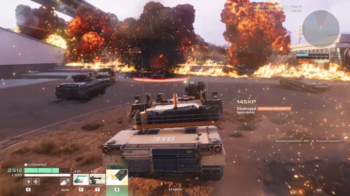 戦車が爆発する炎の中で戦闘しているビデオゲームのスクリーンショット