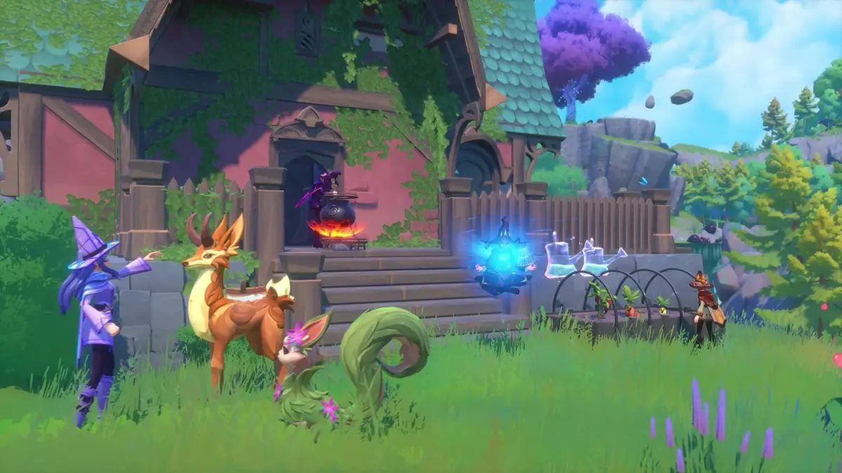 ファンタジーの世界観で、魔女のようなキャラクターと可愛らしい動物型の生物たちが、魔法の家と庭で過ごしている様子を描いた画像です。家には蔦が絡み、庭には栽培中の作物や光るオブジェクト、煮えたぎる鍋が見られ、神秘的で穏やかな雰囲気が漂っています。