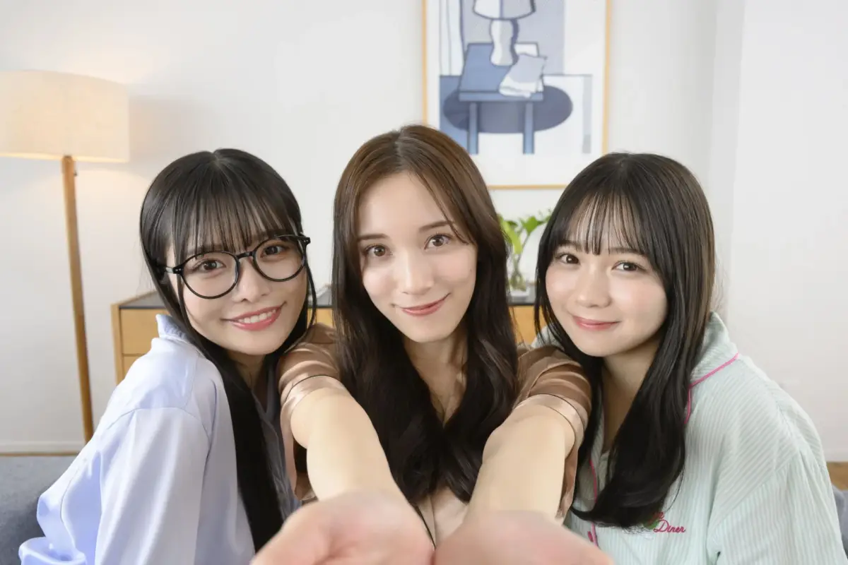 パジャマ姿の若い女性3人が、部屋で笑顔を見せながらカメラに向かってポーズをとっています。