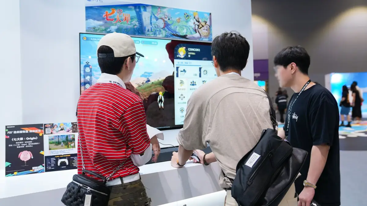 試遊を楽しむ来場者