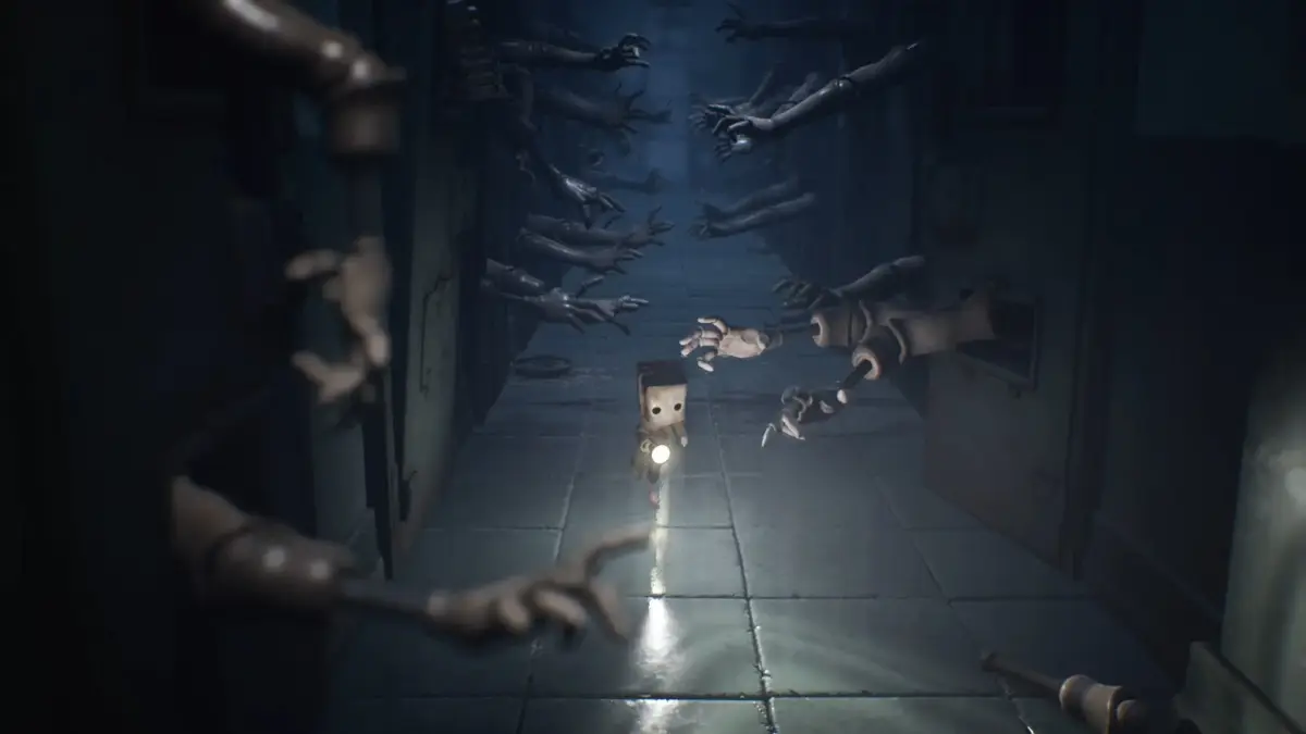 壁から伸びる手から逃れるモノ