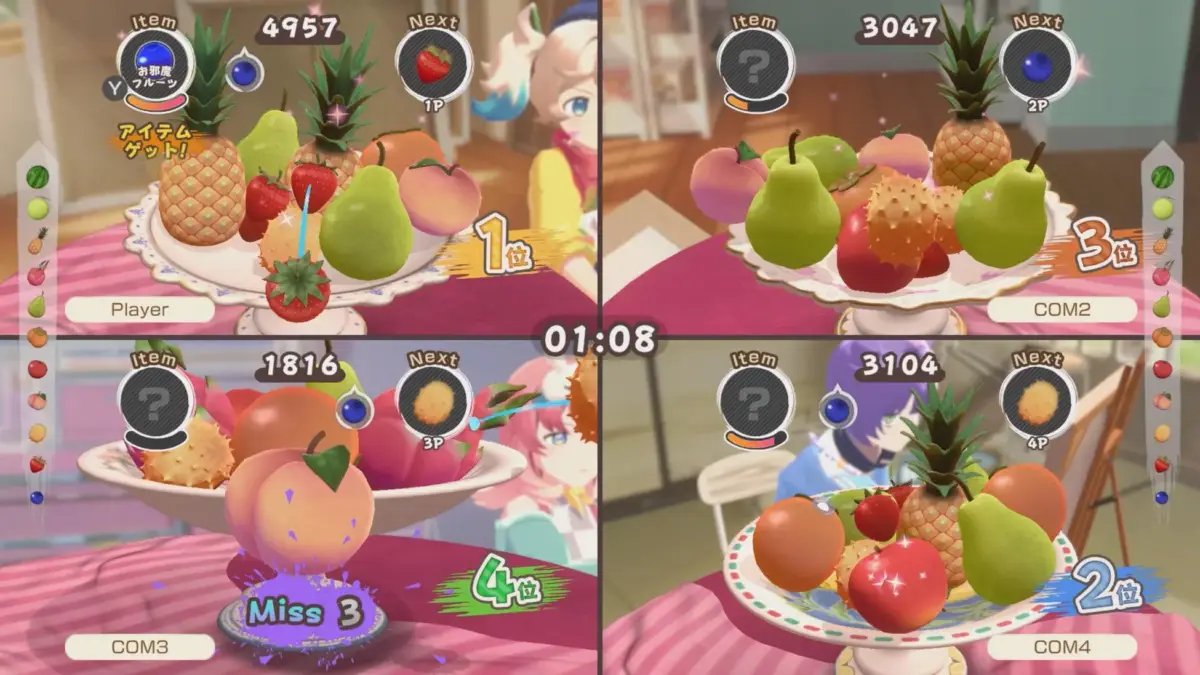 4人対戦のフルーツ集めゲームのプレイ画面。画面は4分割され、プレイヤーとCOMのスコア、順位、アイテム、残り時間「01:08」が表示されている。様々なフルーツが皿に盛られ、アニメ調のキャラクターが見える。