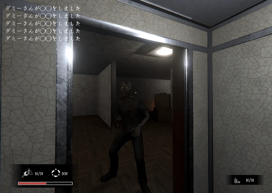 薄暗い建物の一室で、不気味なゾンビのようなクリーチャーがドアの向こうから現れようとしているホラーゲームの画面