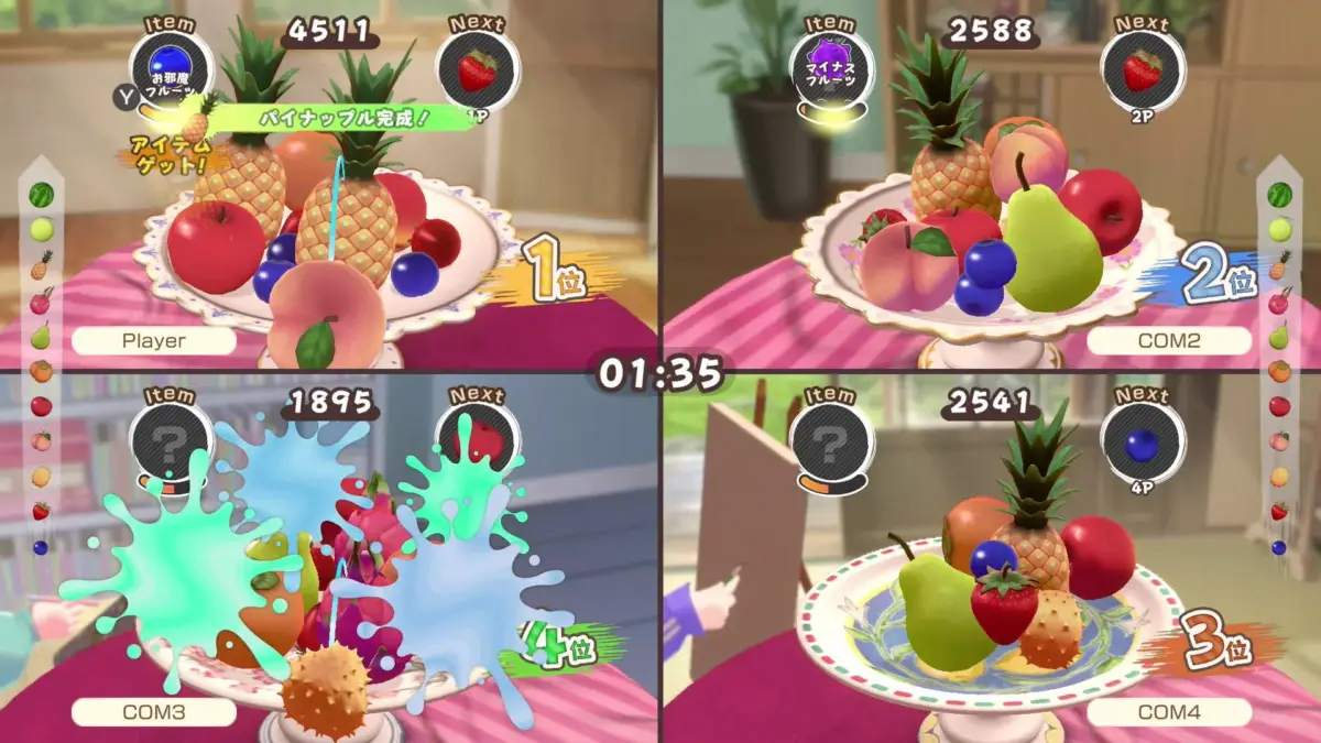4人対戦のフルーツをテーマにしたビデオゲームのプレイ画面。各プレイヤーがフルーツを皿に盛り付け、スコアや順位、アイテムが表示されており、残り時間も表示されています。