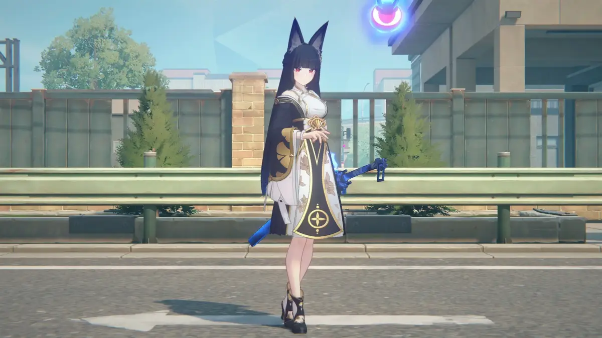 黒い獣耳と長い黒髪、赤い瞳を持つアニメ風の女性キャラクターが、和装に似た衣装を身につけ、青い刀を携えて都市の道路脇に立っている