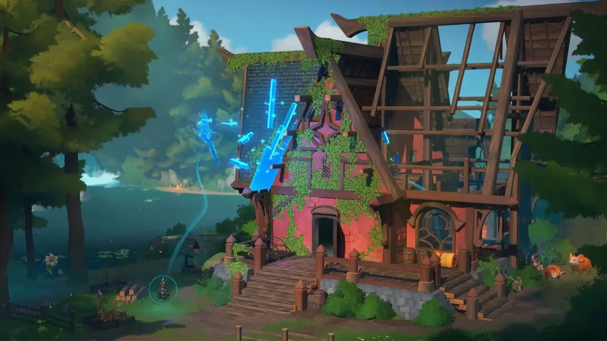 森と湖のほとりに建つ、一部が建築中のファンタジー風の家。蔦に覆われた壁には青い光を放つ精霊が舞い、地面には小さなキャラクターがいる。神秘的な雰囲気のゲームアートです。