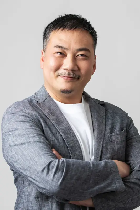 笑顔でカメラを見つめるアジア人男性のポートレート