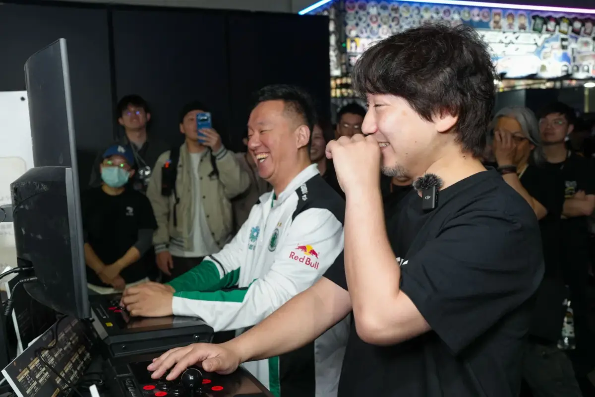 ゲームイベントで対戦ゲームを楽しむ男性たち