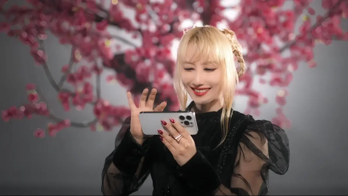 スマートフォンを構える女性