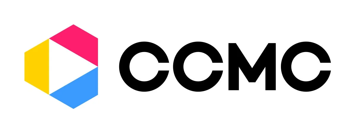 白い背景に、カラフルな幾何学模様のロゴと「CCMC」という黒いテキストが配置されています。企業やブランドのロゴデザインを示す画像です。