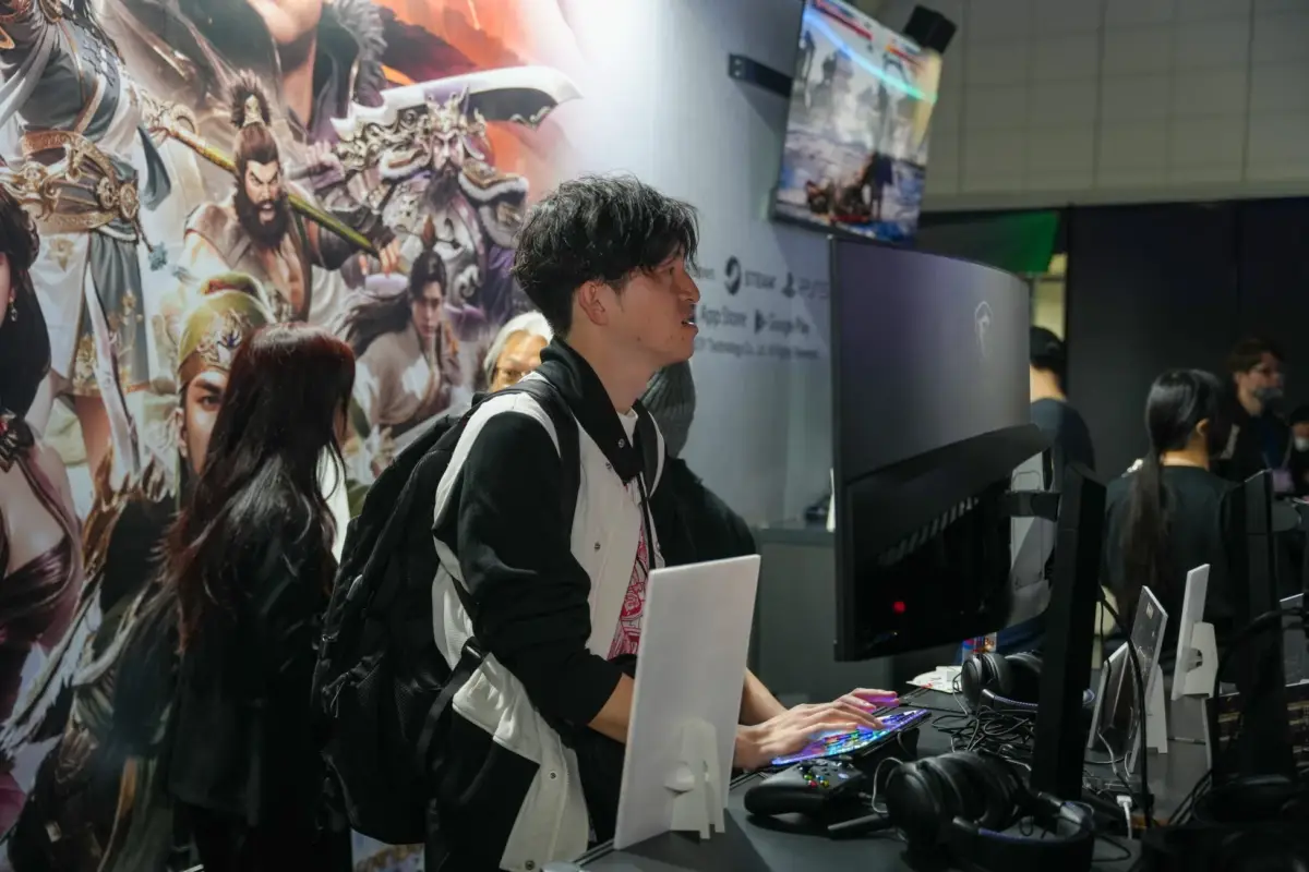ゲーミングPCでプレイしている男性