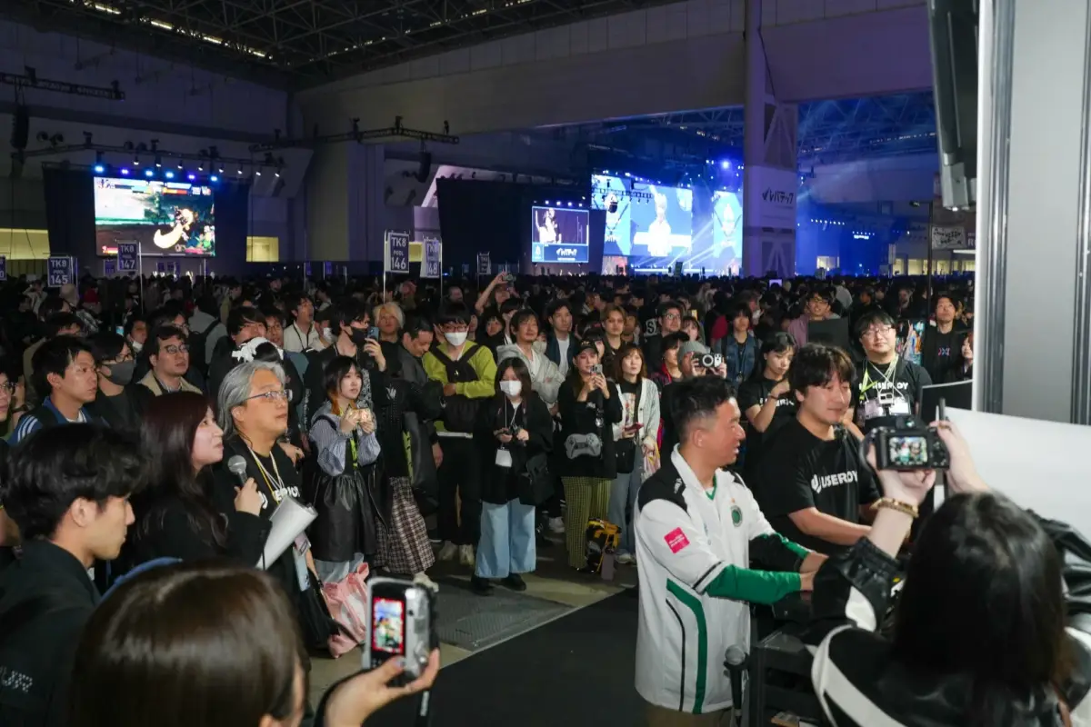 eスポーツイベントの観客と大型スクリーン