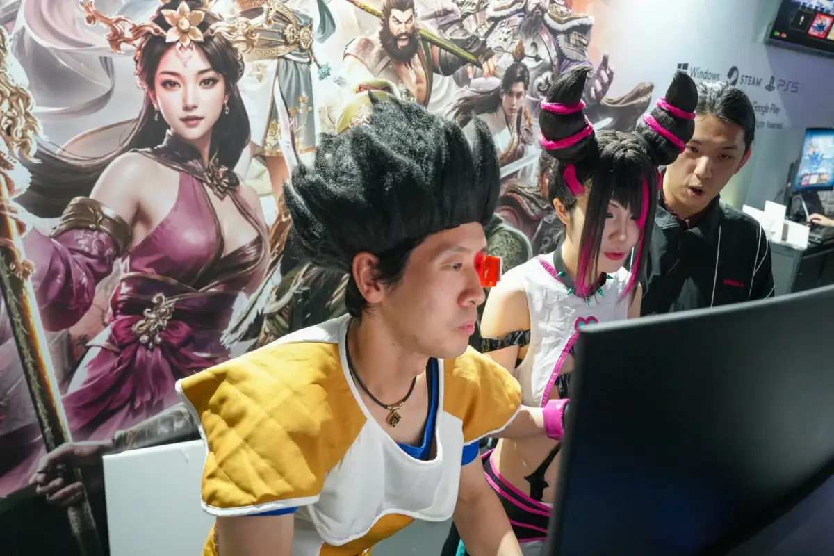 コスプレした人がモニターを見ている様子