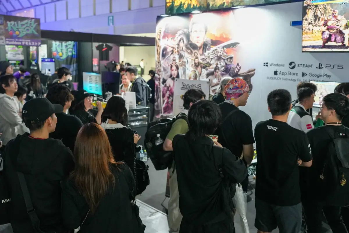 ゲームイベントの展示ブースに集まる群衆