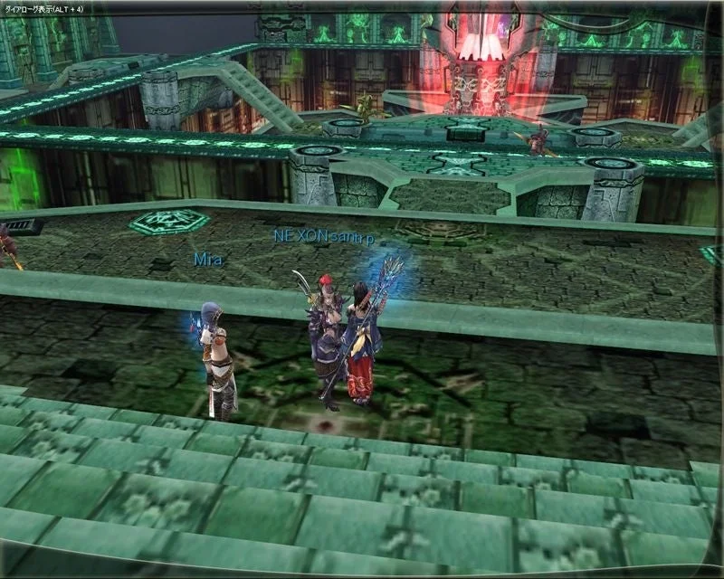 ファンタジーMMORPGのゲーム画面で、複数のプレイヤーキャラクターが古代遺跡のようなダンジョンに立っている様子