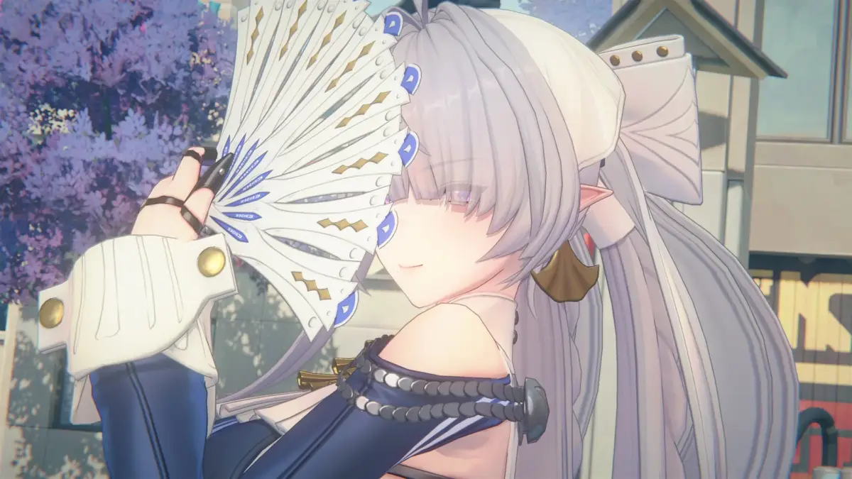 白いロングヘアとエルフ耳を持つアニメ風の少女が、白い扇子を顔の横に持ち、優しく微笑んでいます。青と白を基調とした衣装を着用しており、背景には紫色の木々と建物がぼやけて映っています。